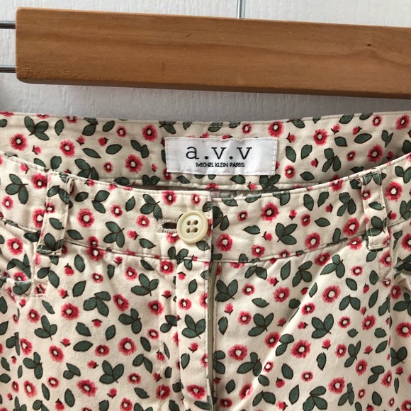 Floral Mid Rise Vintage Capris - Picture 4 of 4